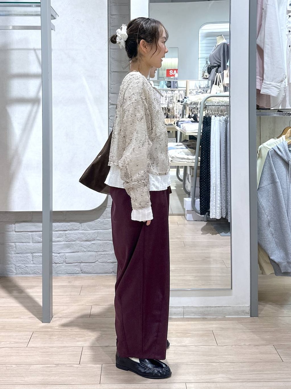 ベージュ系のTシャツ/カットソー、パープル系のその他パンツ、ブラウン系のショルダーバッグを着用したレディースの春コーディネートの3枚目の写真