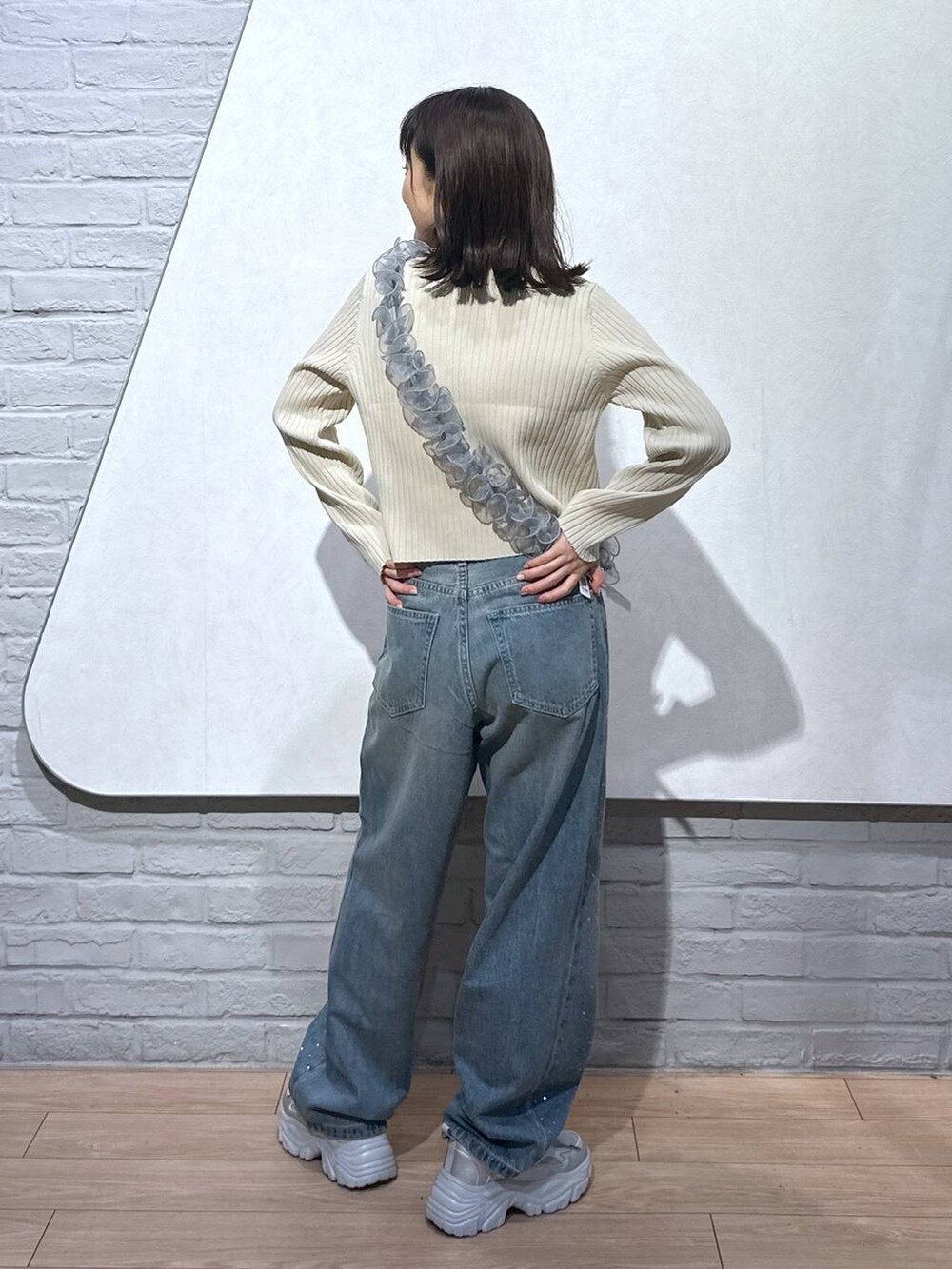 「モバイルグッズ_Me%、秋コーデ、秋冬新作、秋服準備はじめました、大人女子カジュアル_LOWRYS FARM、低身長、カジュアル、個性派、ワンマイル、楽ちんコーデ、ローリーズスタイル_LOWRYS FARM、差し色コーデ、韓国系、ガーリー、旅行」｜「Me%の【ストラップシート付き】オーガンジーモバイルショルダーストラップ 107653（スマホグッズ、グレー系）」を使った、imsally2さん（レディース・153cm）の秋コーディネートの3枚目の写真