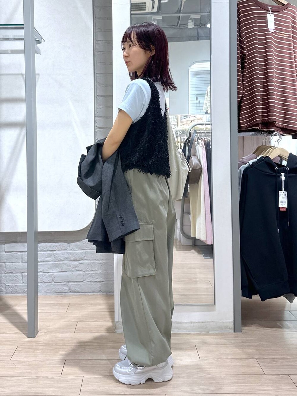 グレー系のその他アウター、ホワイト系のトートバッグ、グリーン系のカーゴパンツを着用したレディースの春コーディネートの4枚目の写真