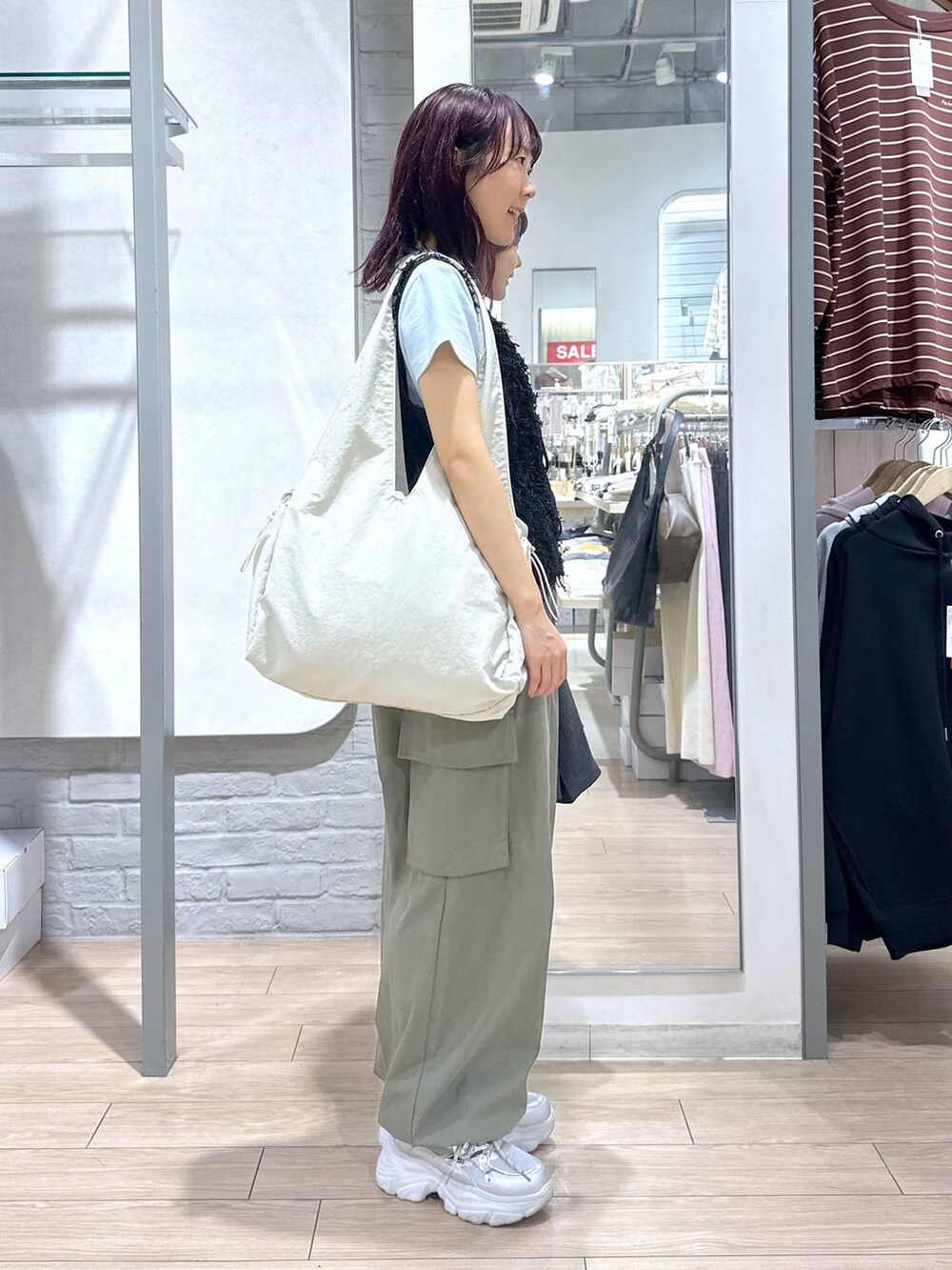 グレー系のその他アウター、ホワイト系のトートバッグ、グリーン系のカーゴパンツを着用したレディースの春コーディネートの5枚目の写真