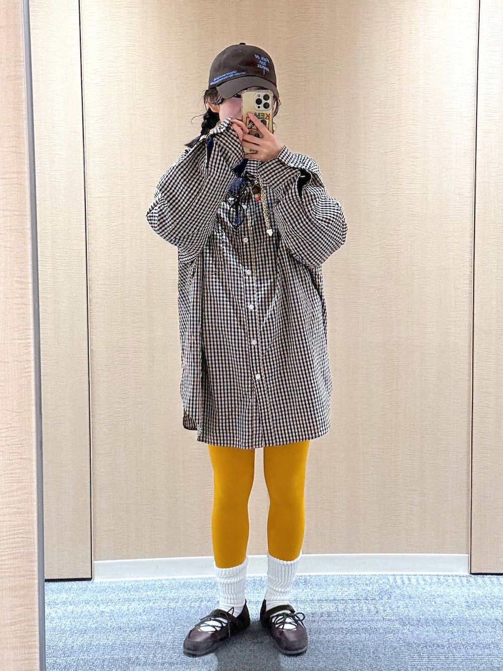 ブラウン系のシャツ/ブラウス、ブラウン系のキャップを着用したレディースの春コーディネートの5枚目の写真