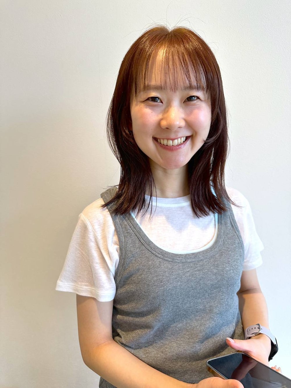 グレー系のタンクトップ、ホワイト系のTシャツ/カットソー、イエロー系のベルトを着用したレディースの夏コーディネートの4枚目の写真