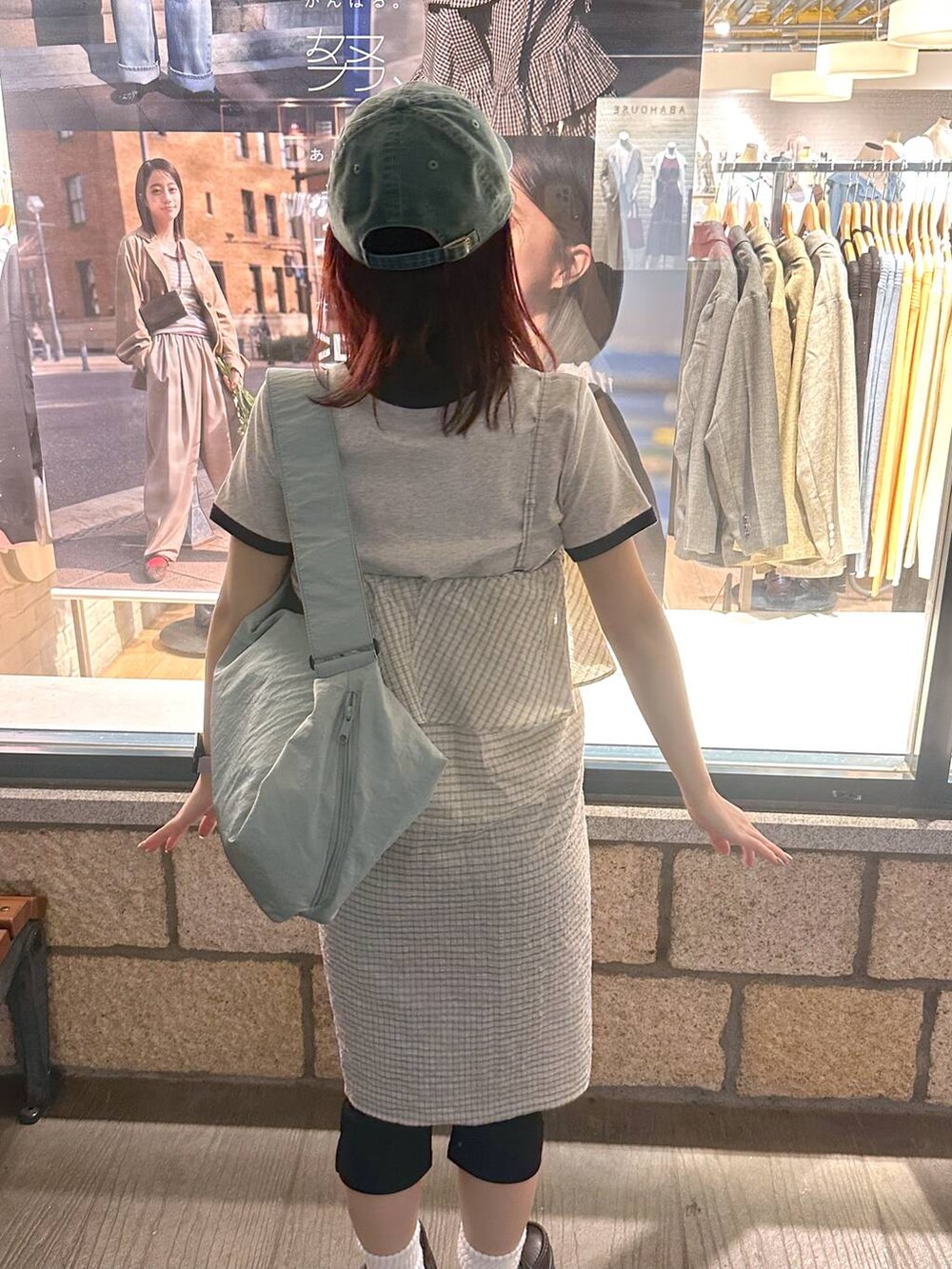 ブラウン系のローファー、グレー系のTシャツ/カットソー、ブルー系のショルダーバッグを着用したレディースの春コーディネートの5枚目の写真