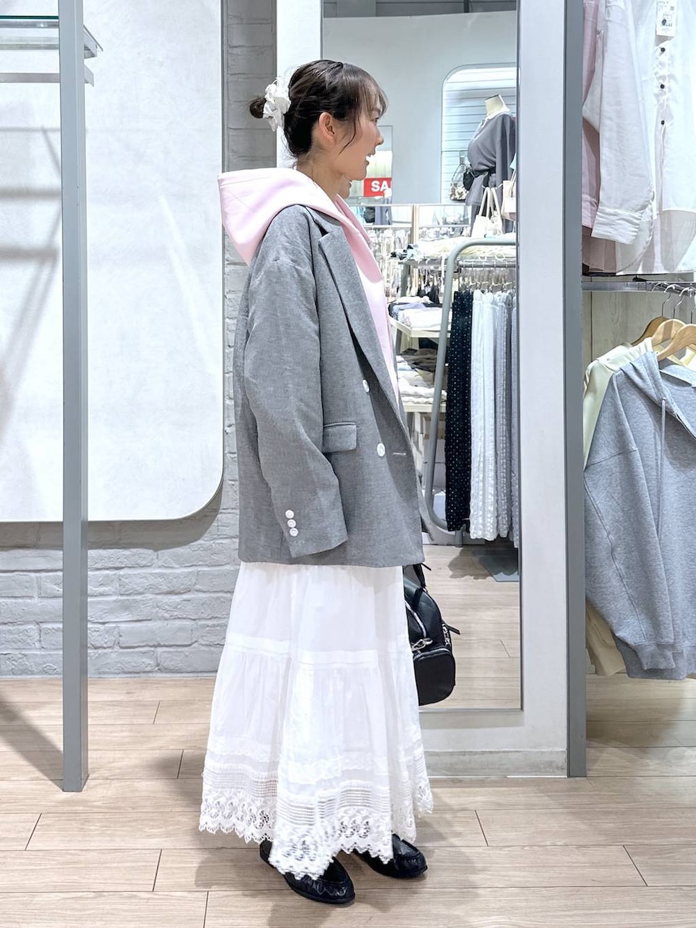 ホワイト系のTシャツ/カットソー、ピンク系のパーカー、グレー系のテーラードジャケットを着用したレディースの春コーディネートの4枚目の写真