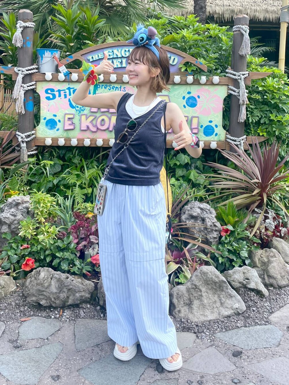 その他のその他パンツ、ホワイト系のサンダル、ブルー系のタンクトップを着用したレディースの夏コーディネートの2枚目の写真