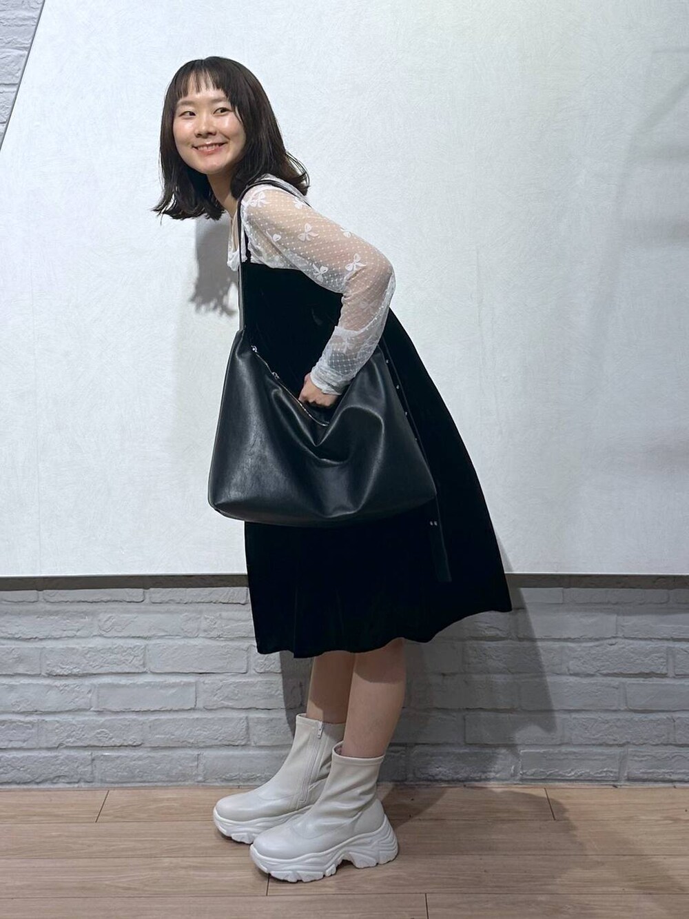 ブラック系のボディバッグ/ウエストポーチ、ホワイト系のキャミソール、ホワイト系のTシャツ/カットソーを着用したレディースの夏コーディネートの2枚目の写真