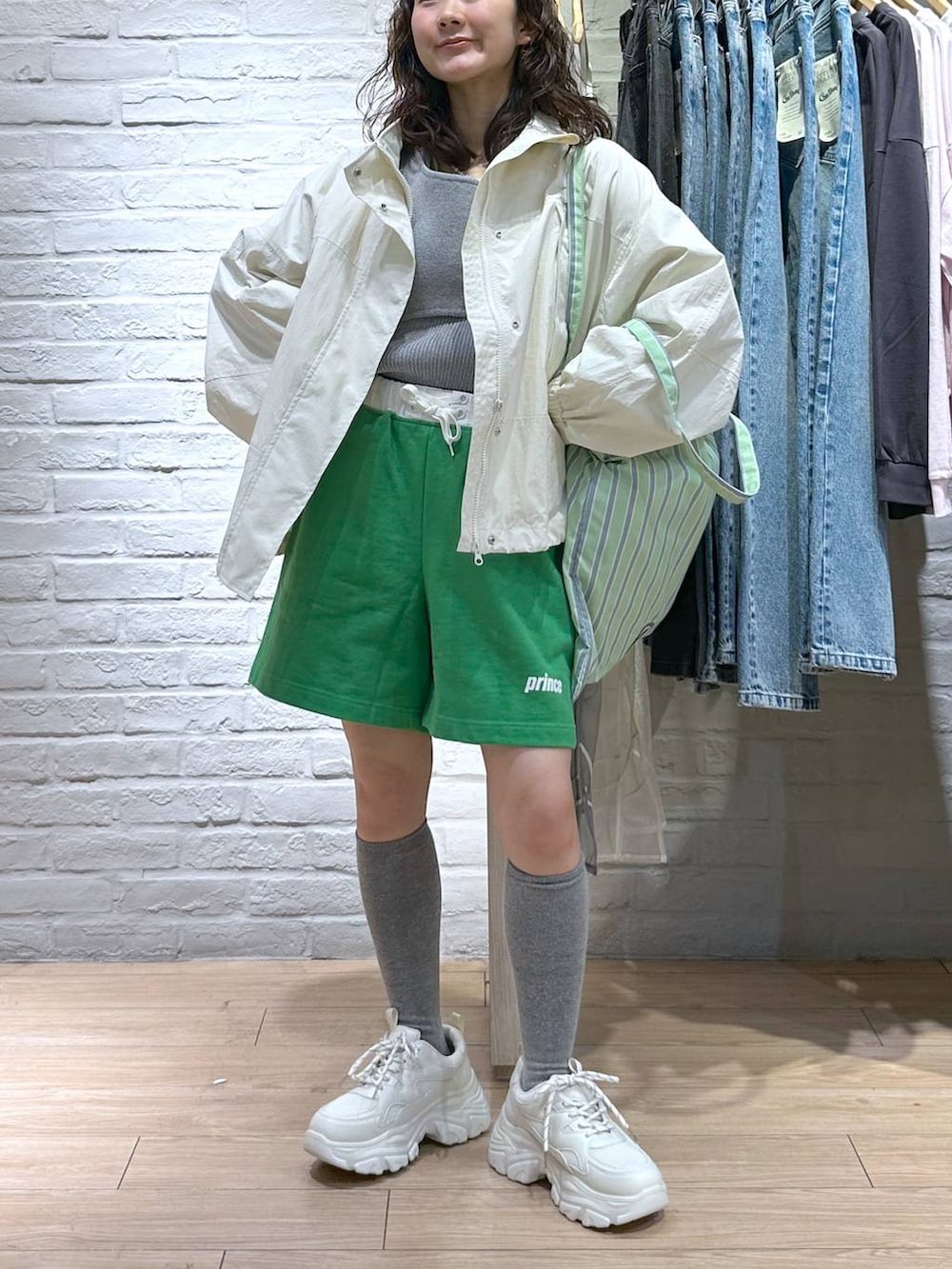 その他のトートバッグ、ブラック系のニット/セーター、ホワイト系のスニーカーを着用したレディースの冬コーディネートの3枚目の写真