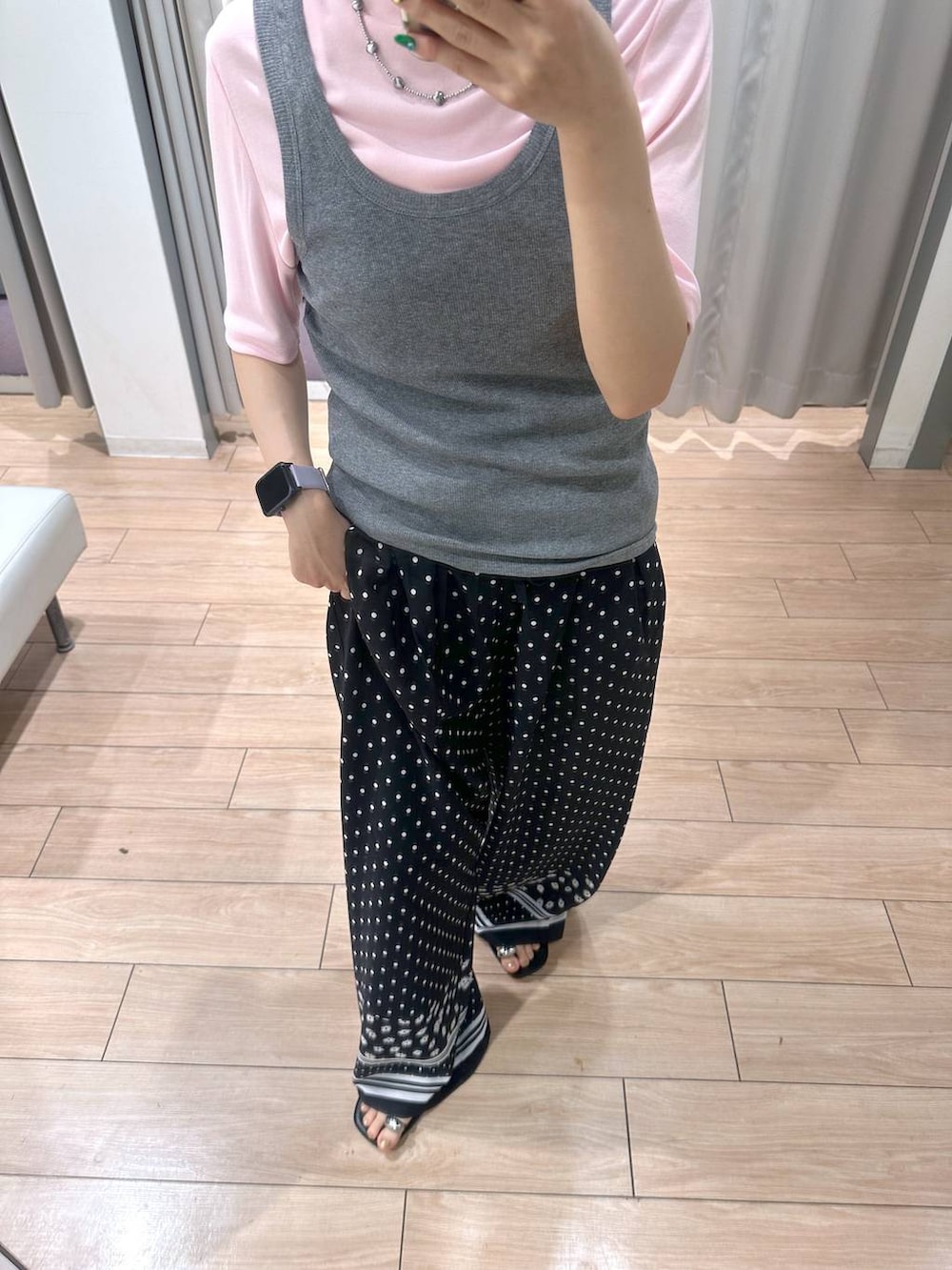 グレー系のタンクトップ、ブラック系のサンダル、ピンク系のTシャツ/カットソーを着用したレディースの夏コーディネートの2枚目の写真