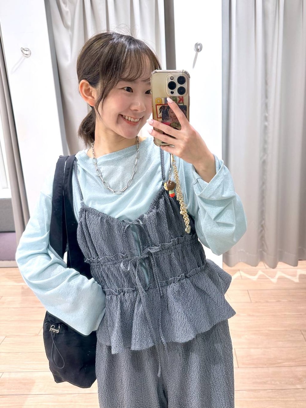 グリーン系のTシャツ/カットソー、ブラック系のトートバッグ、ブルー系のサロペット/オーバーオールを着用したレディースの春コーディネートの4枚目の写真