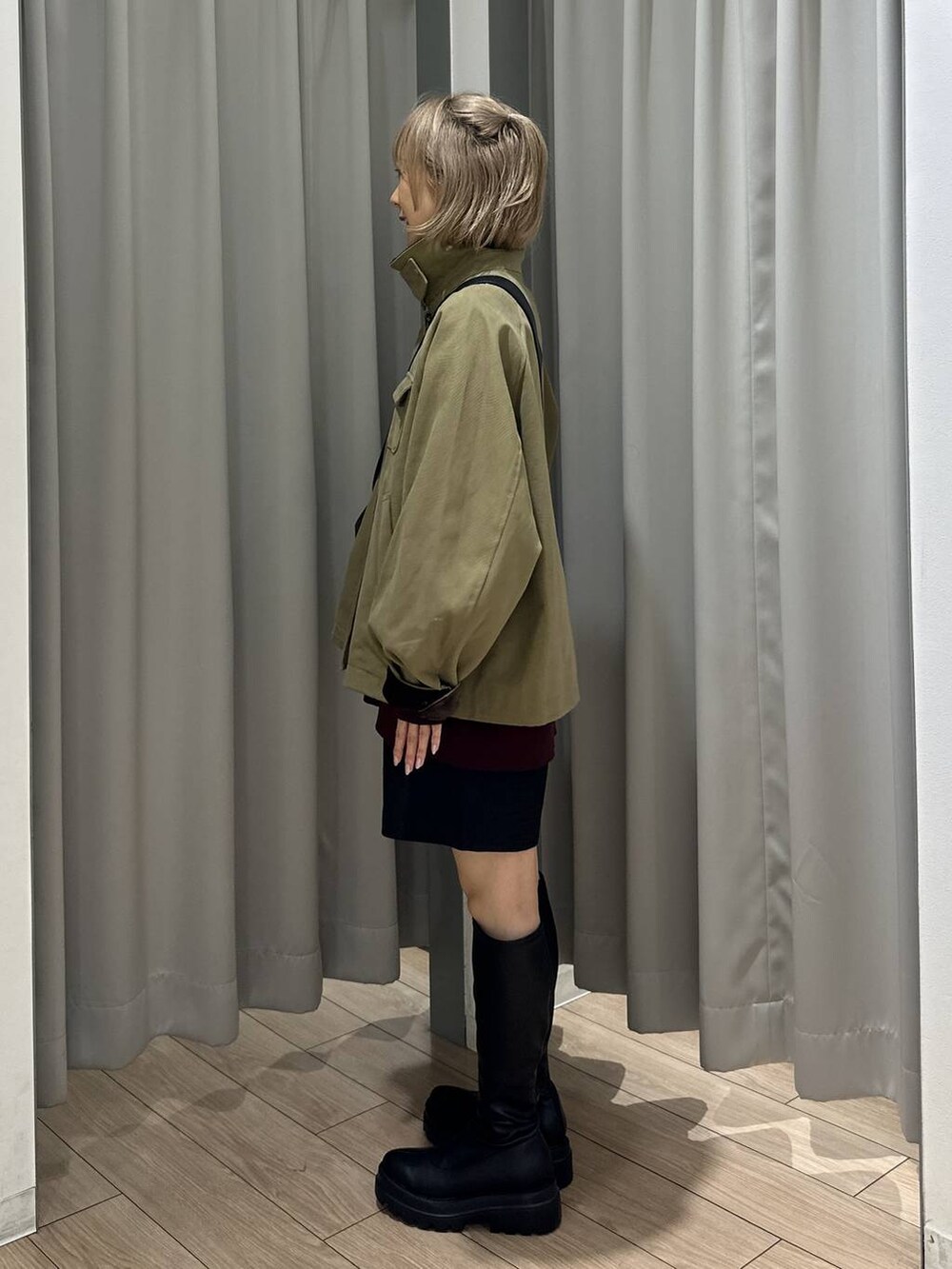 グレー系のその他パンツ、ブラウン系のその他アウター、ブラック系のショルダーバッグを着用したレディースの秋コーディネートの4枚目の写真