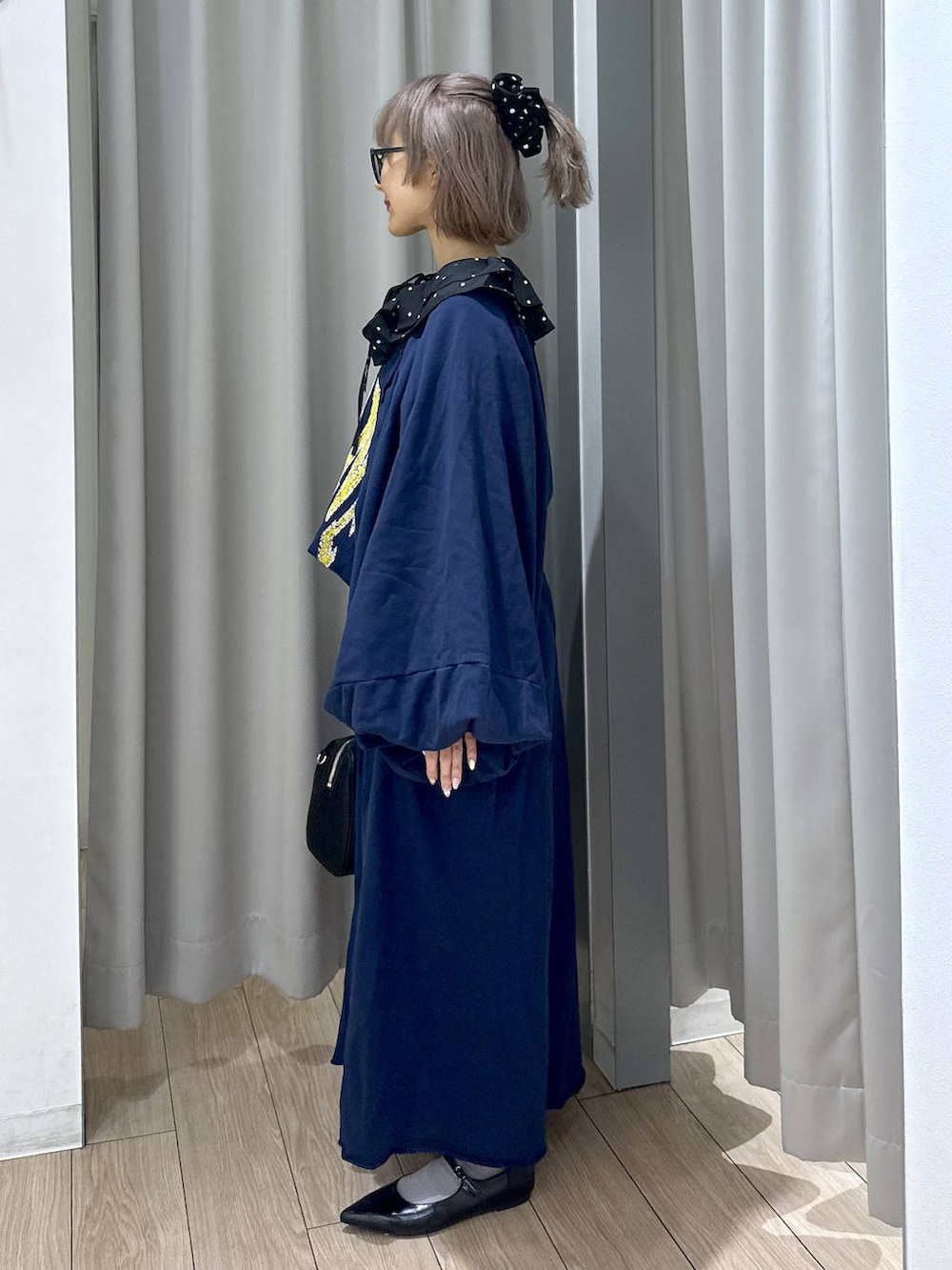 ブラック系のショルダーバッグ、ブラック系のパンプス、その他のシャツ/ブラウスを着用したレディースの秋コーディネートの3枚目の写真