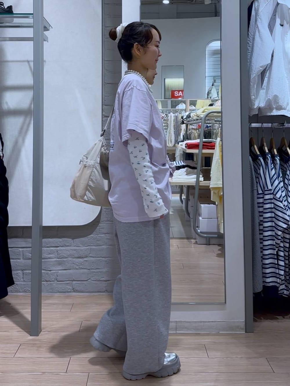 グレー系のスニーカー、その他のスウェットパンツ、その他のTシャツ/カットソーを着用したレディースの春コーディネートの7枚目の写真