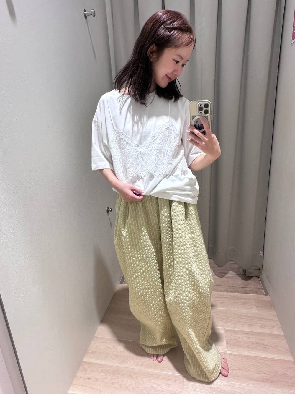 ホワイト系のTシャツ/カットソー、イエロー系のその他パンツを着用したレディースの夏コーディネートの2枚目の写真