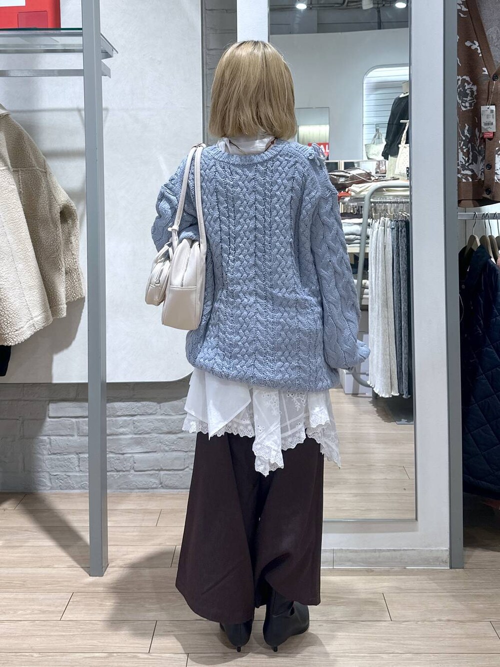 ブラウン系のその他パンツ、ホワイト系のスカート、ブルー系のニット/セーターを着用したレディースの秋コーディネートの5枚目の写真