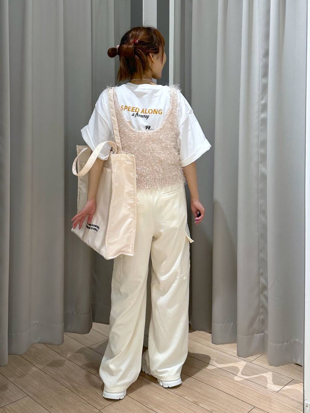 ホワイト系のサンダル、ホワイト系のトートバッグ、ホワイト系のキャミソールを着用したレディースの夏コーディネートの3枚目の写真