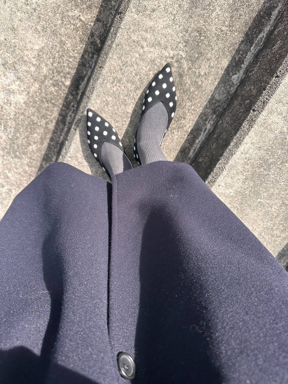 ブルー系のチェスターコート、その他のパンプスを着用したレディースの冬コーディネートの2枚目の写真