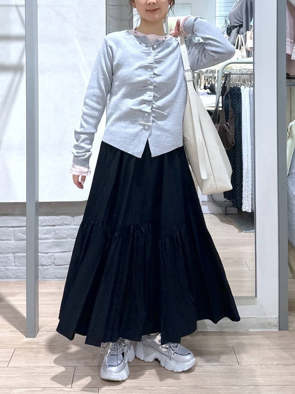 ホワイト系のショルダーバッグ、ピンク系のTシャツ/カットソー、ブラック系のスカートを着用したレディースの春コーディネートの4枚目の写真