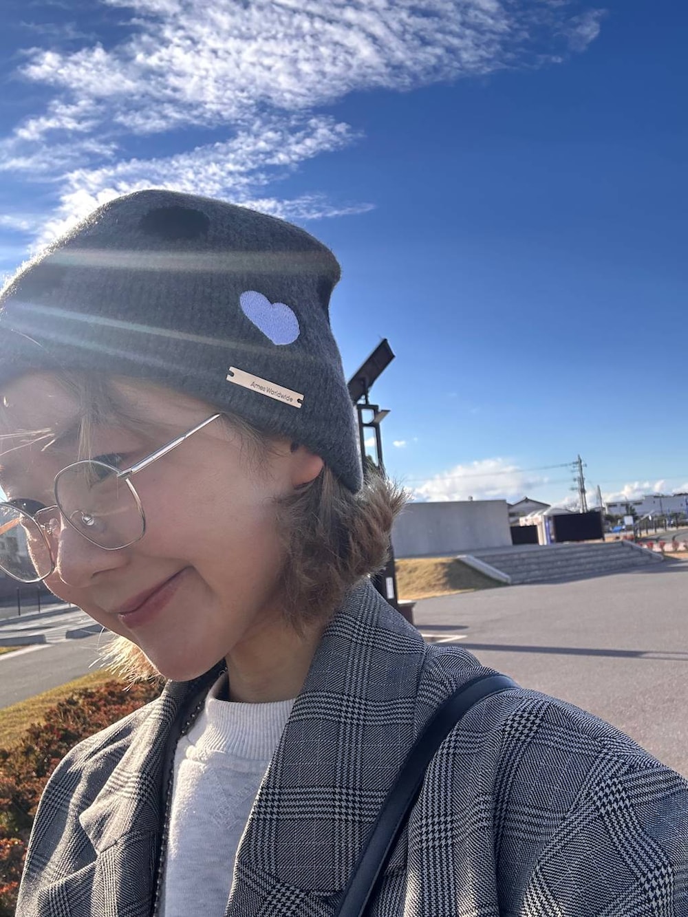 グレー系のテーラードジャケット、グレー系のニットキャップ/ビーニーを着用したレディースの秋コーディネートの4枚目の写真