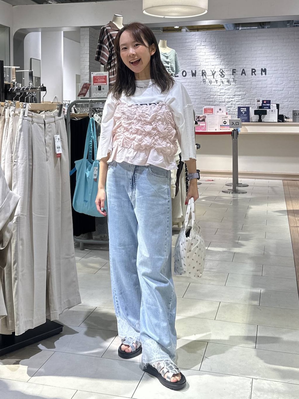 ピンク系のベスト、ホワイト系のTシャツ/カットソー、ホワイト系のトートバッグを着用したレディースの夏コーディネートの5枚目の写真