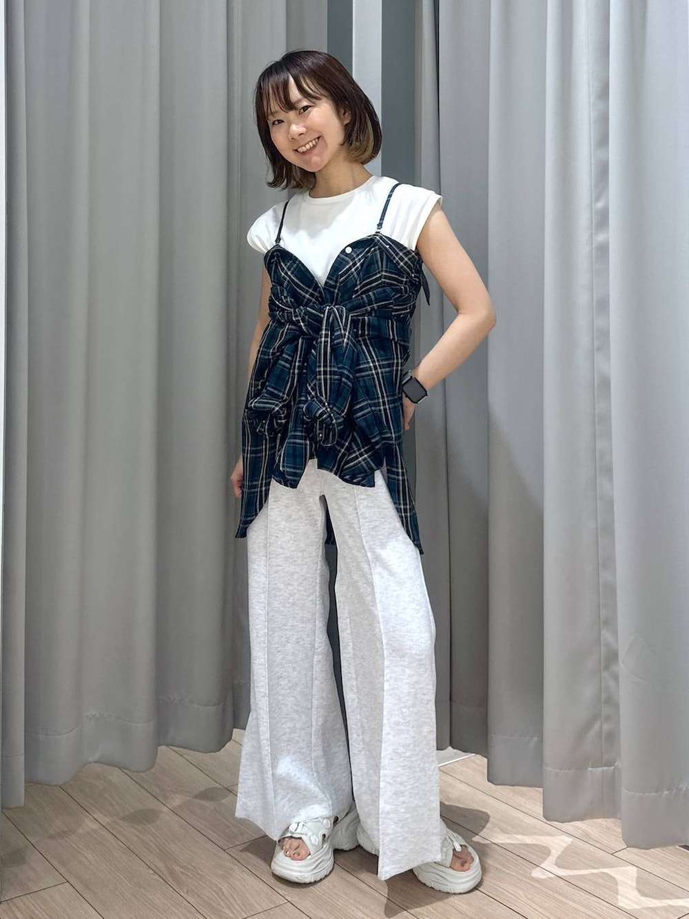 ホワイト系のサンダル、グリーン系のシャツ/ブラウス、グレー系のスウェットパンツを着用したレディースの夏コーディネートの4枚目の写真