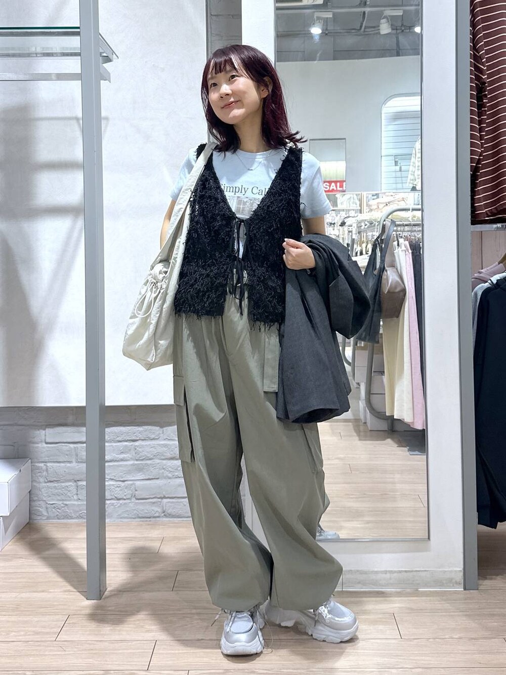 グレー系のその他アウター、ホワイト系のトートバッグ、グリーン系のカーゴパンツを着用したレディースの春コーディネートの3枚目の写真
