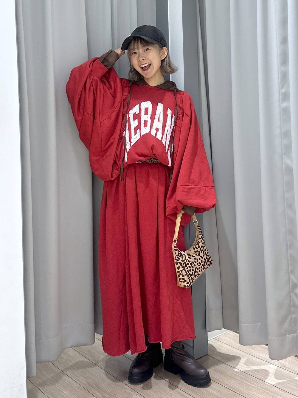 ブラウン系のシャツ/ブラウス、その他のショルダーバッグ、ブラウン系のブーツを着用したレディースの秋コーディネートの3枚目の写真