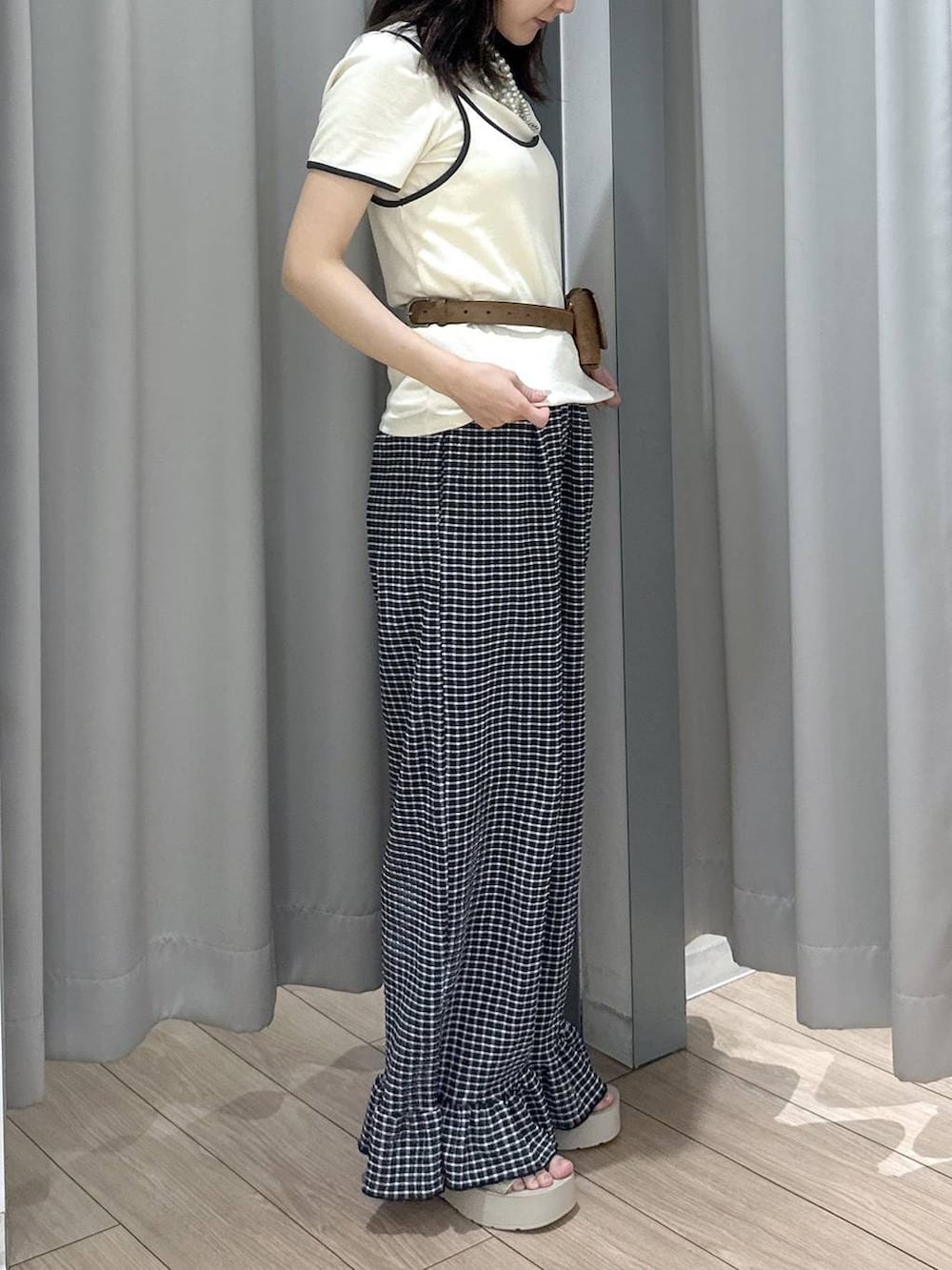 ホワイト系のサンダル、ベージュ系のTシャツ/カットソー、ブラック系のその他パンツを着用したレディースの夏コーディネートの3枚目の写真