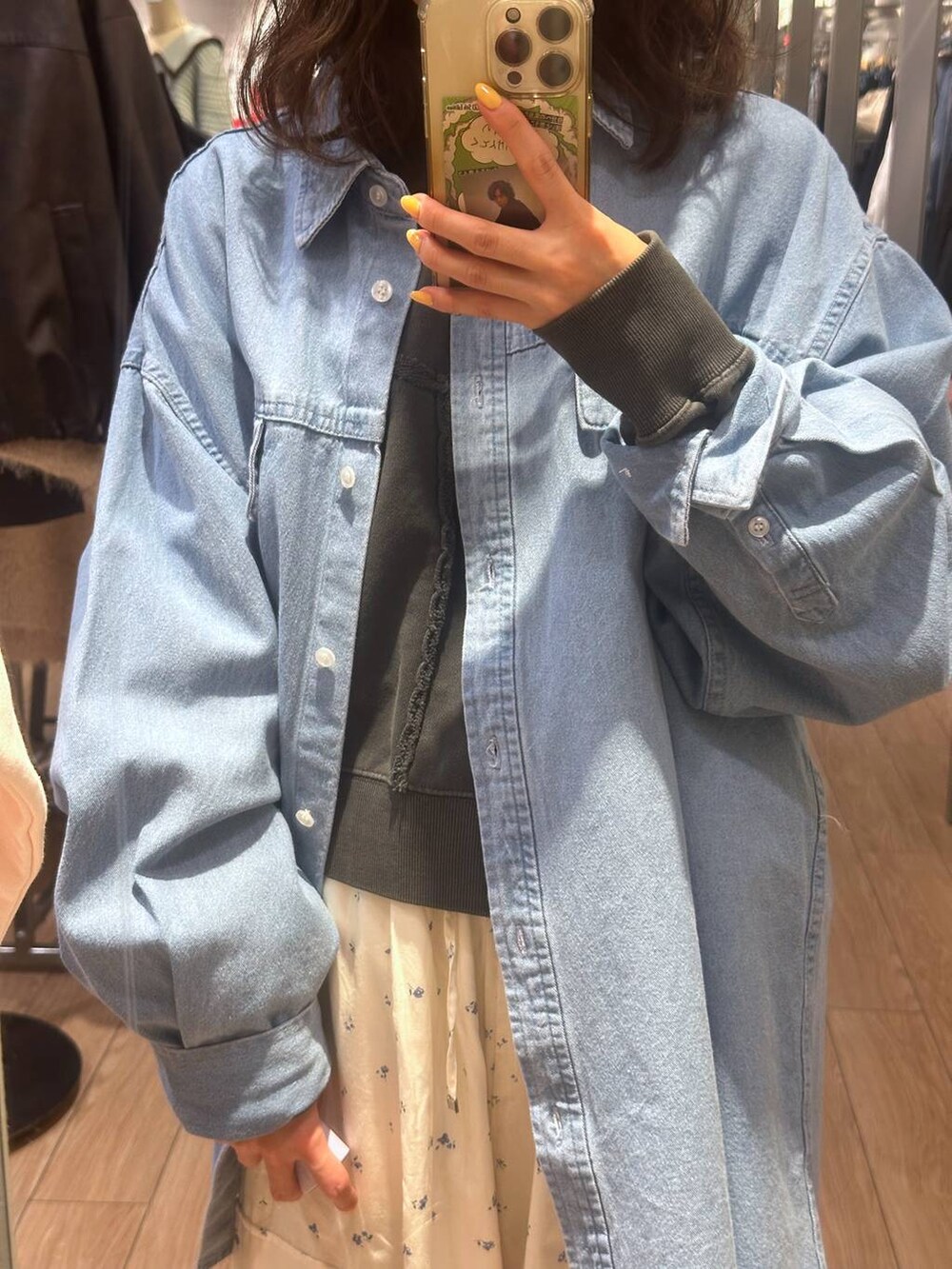 ホワイト系のカーゴパンツ、シルバー系のスニーカー、ブラック系のスウェットを着用したレディースの冬コーディネートの3枚目の写真