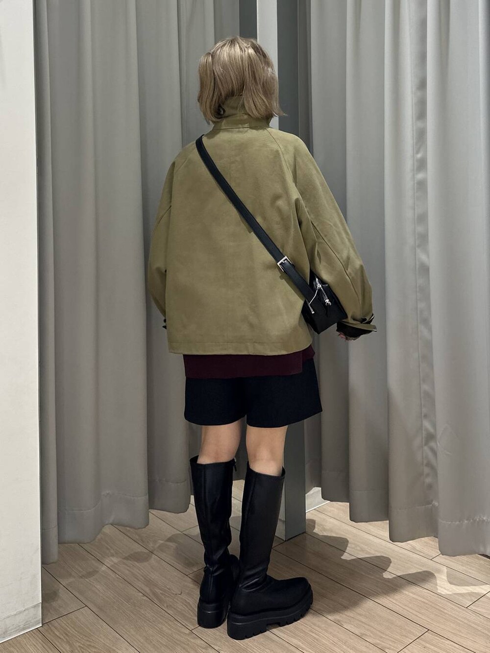 グレー系のその他パンツ、ブラウン系のその他アウター、ブラック系のショルダーバッグを着用したレディースの秋コーディネートの5枚目の写真