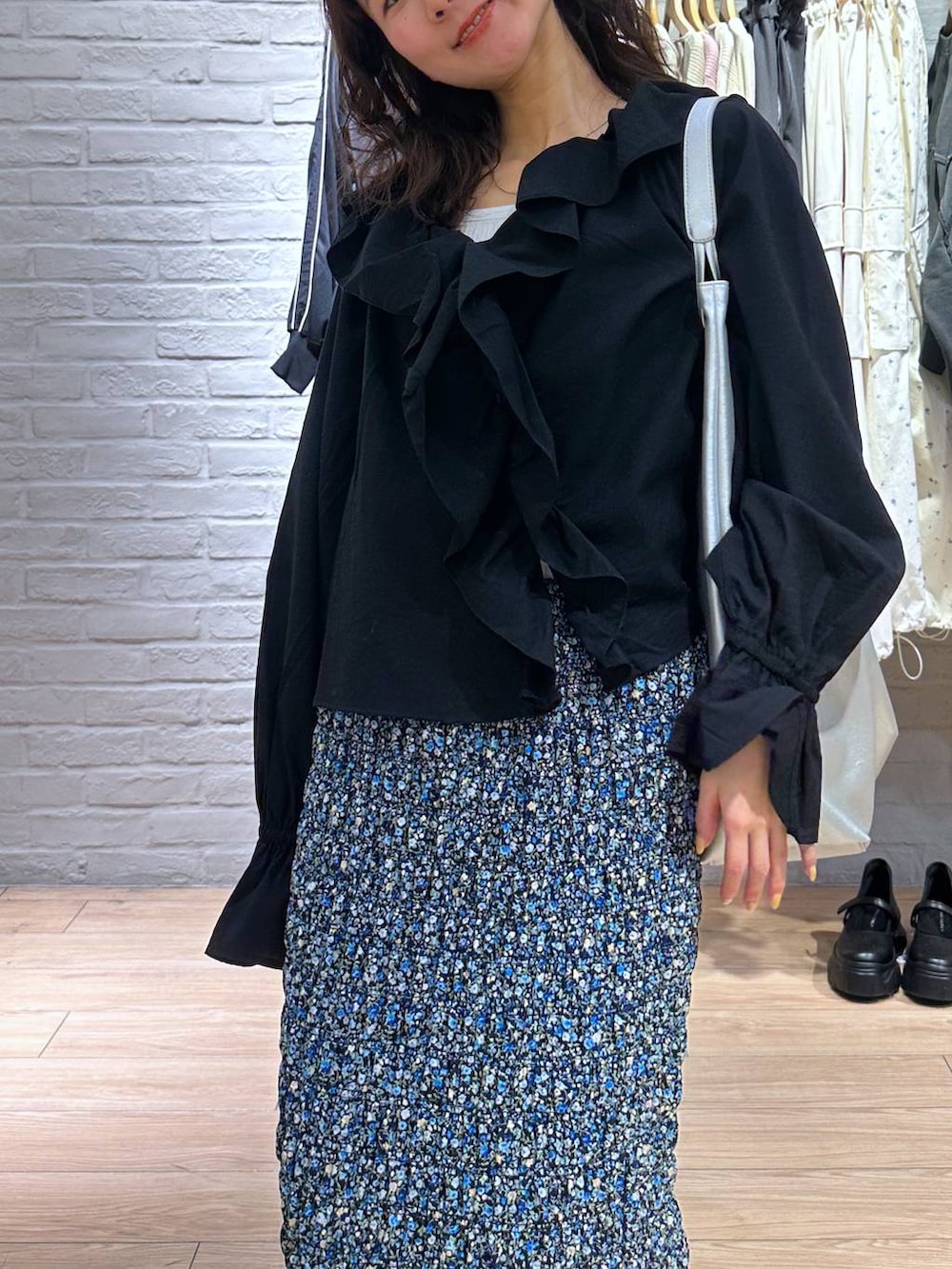 ブラック系のスニーカー、ブラック系のシャツ/ブラウス、ホワイト系のタンクトップを着用したレディースの春コーディネートの7枚目の写真