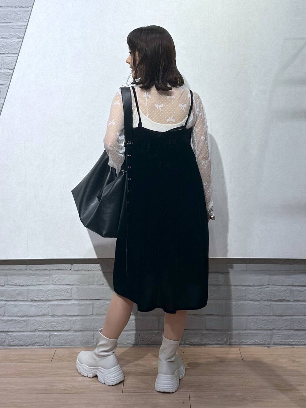 ブラック系のボディバッグ/ウエストポーチ、ホワイト系のキャミソール、ホワイト系のTシャツ/カットソーを着用したレディースの夏コーディネートの3枚目の写真