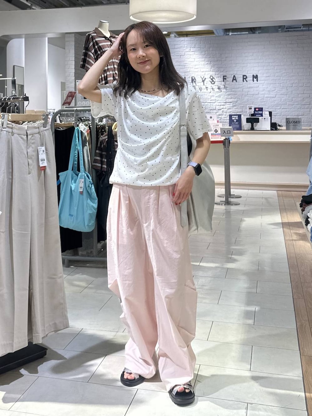 ピンク系のその他パンツ、ベージュ系のTシャツ/カットソー、シルバー系のショルダーバッグを着用したレディースの夏コーディネートの5枚目の写真