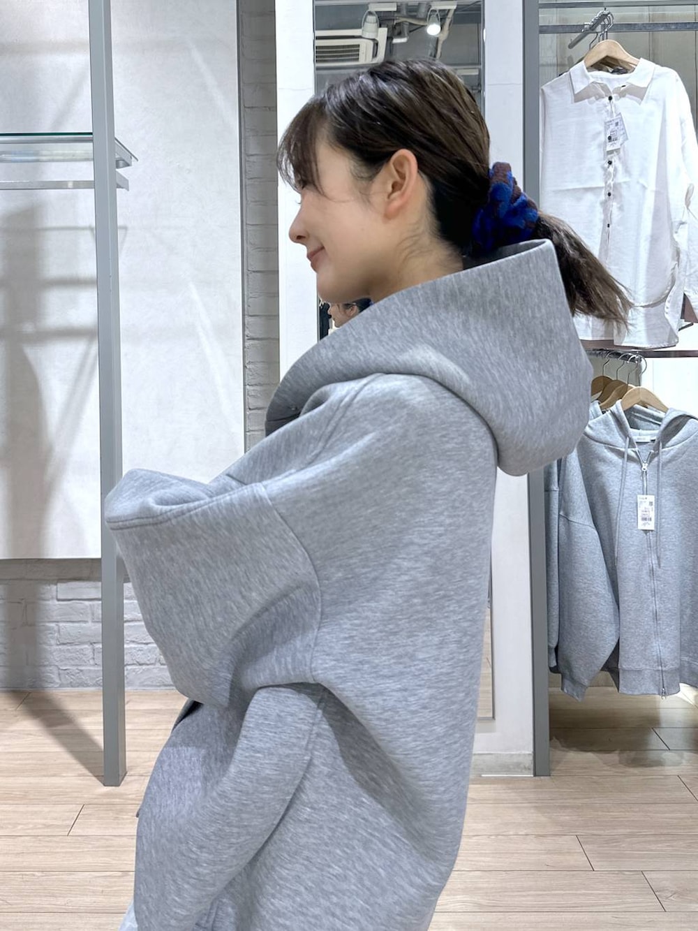 グリーン系のTシャツ/カットソー、ブルー系のデニムパンツ、ブラック系のサンダルを着用したレディースの春コーディネートの6枚目の写真