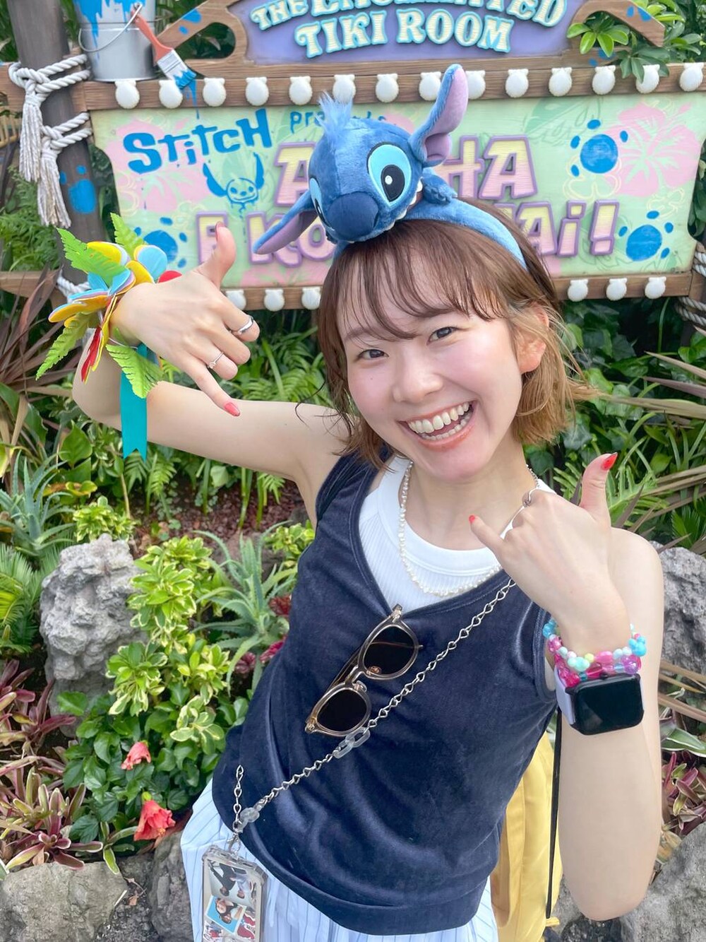 その他のその他パンツ、ホワイト系のサンダル、ブルー系のタンクトップを着用したレディースの夏コーディネートの4枚目の写真