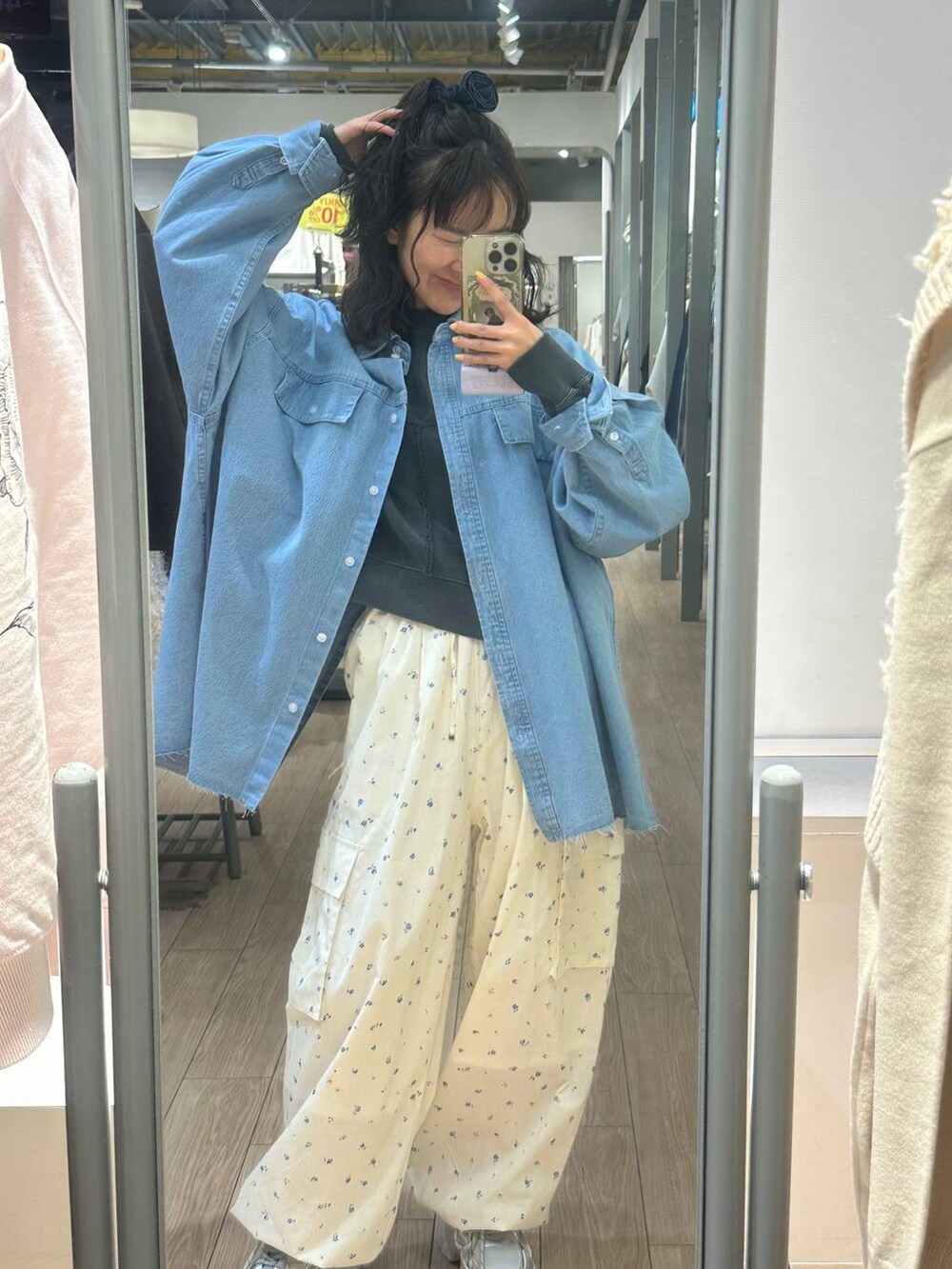 ホワイト系のカーゴパンツ、シルバー系のスニーカー、ブラック系のスウェットを着用したレディースの冬コーディネートの6枚目の写真