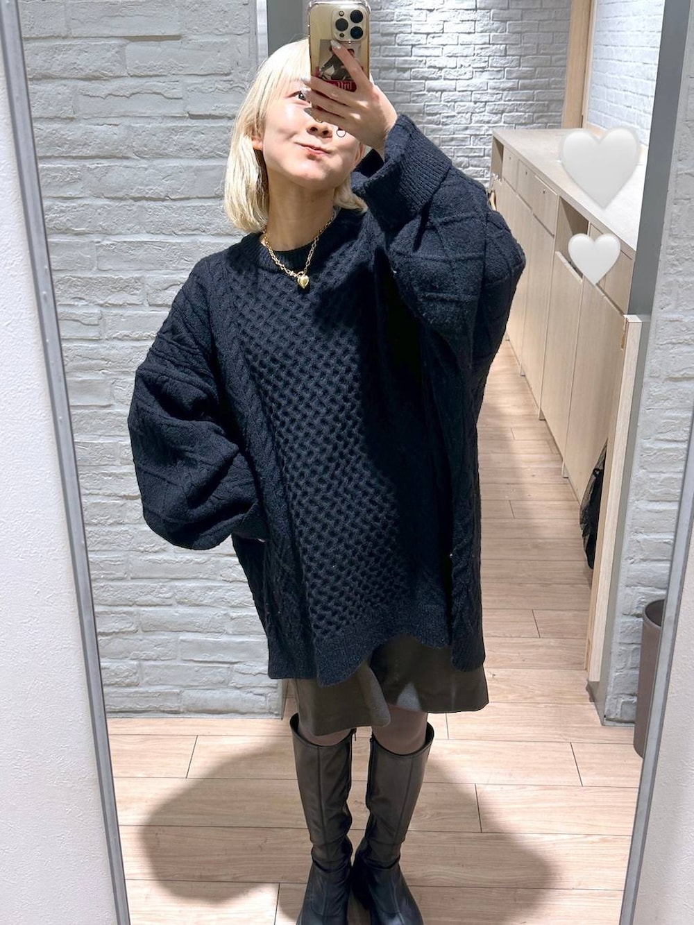 グレー系のその他パンツ、グリーン系のTシャツ/カットソー、ブラック系のブーツを着用したレディースの冬コーディネートの2枚目の写真