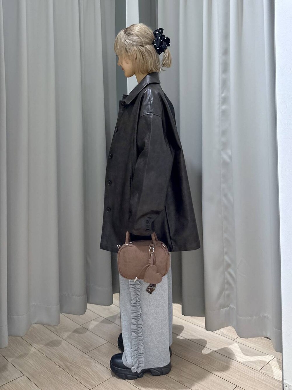 ブラック系のブーツ、ブラウン系のカバーオール、ピンク系のニット/セーターを着用したレディースの秋コーディネートの3枚目の写真