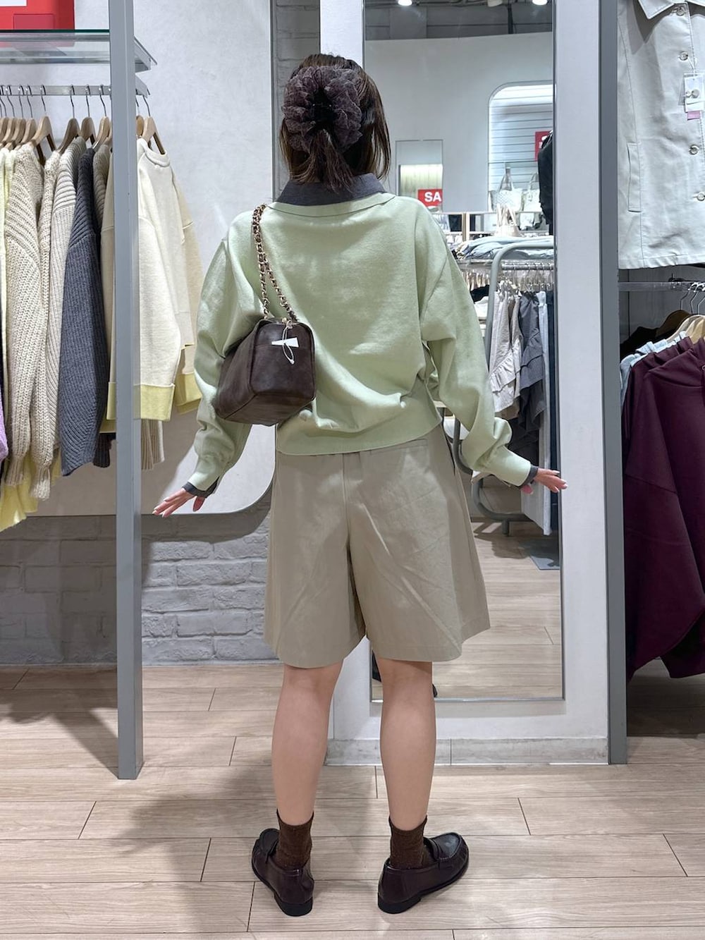 ブラウン系のショルダーバッグ、ブラウン系のローファー、ベージュ系のその他パンツを着用したレディースの春コーディネートの6枚目の写真