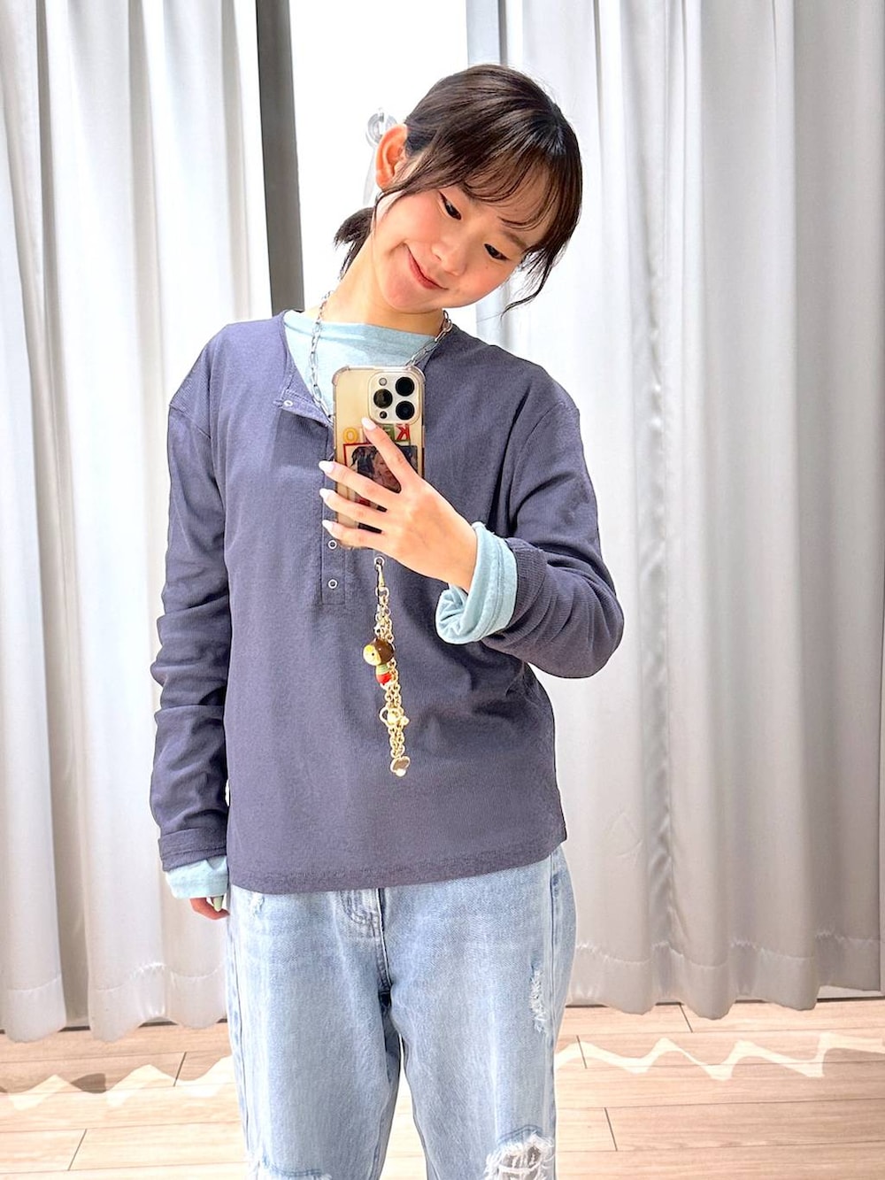 グリーン系のTシャツ/カットソー、ブルー系のデニムパンツ、グレー系のTシャツ/カットソーを着用したレディースの春コーディネートの3枚目の写真