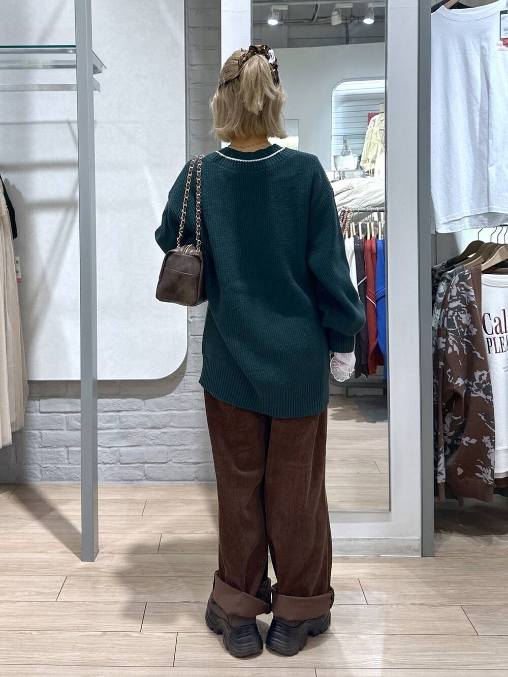 グリーン系のカーディガン/ボレロ、ブラウン系のその他パンツ、ホワイト系のTシャツ/カットソーを着用したレディースの秋コーディネートの5枚目の写真