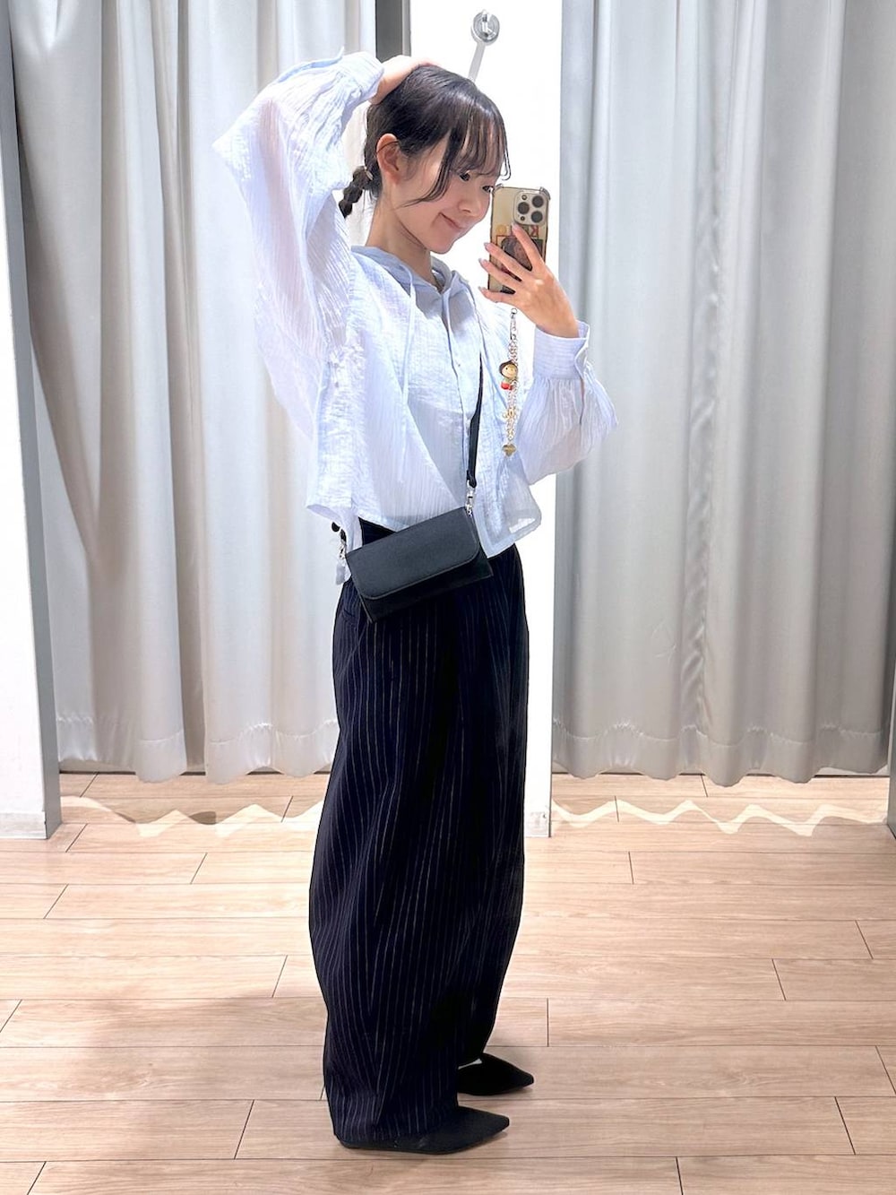 ブルー系のその他パンツ、ブラック系のパンプス、ブラック系のボディバッグ/ウエストポーチを着用したレディースの春コーディネートの3枚目の写真