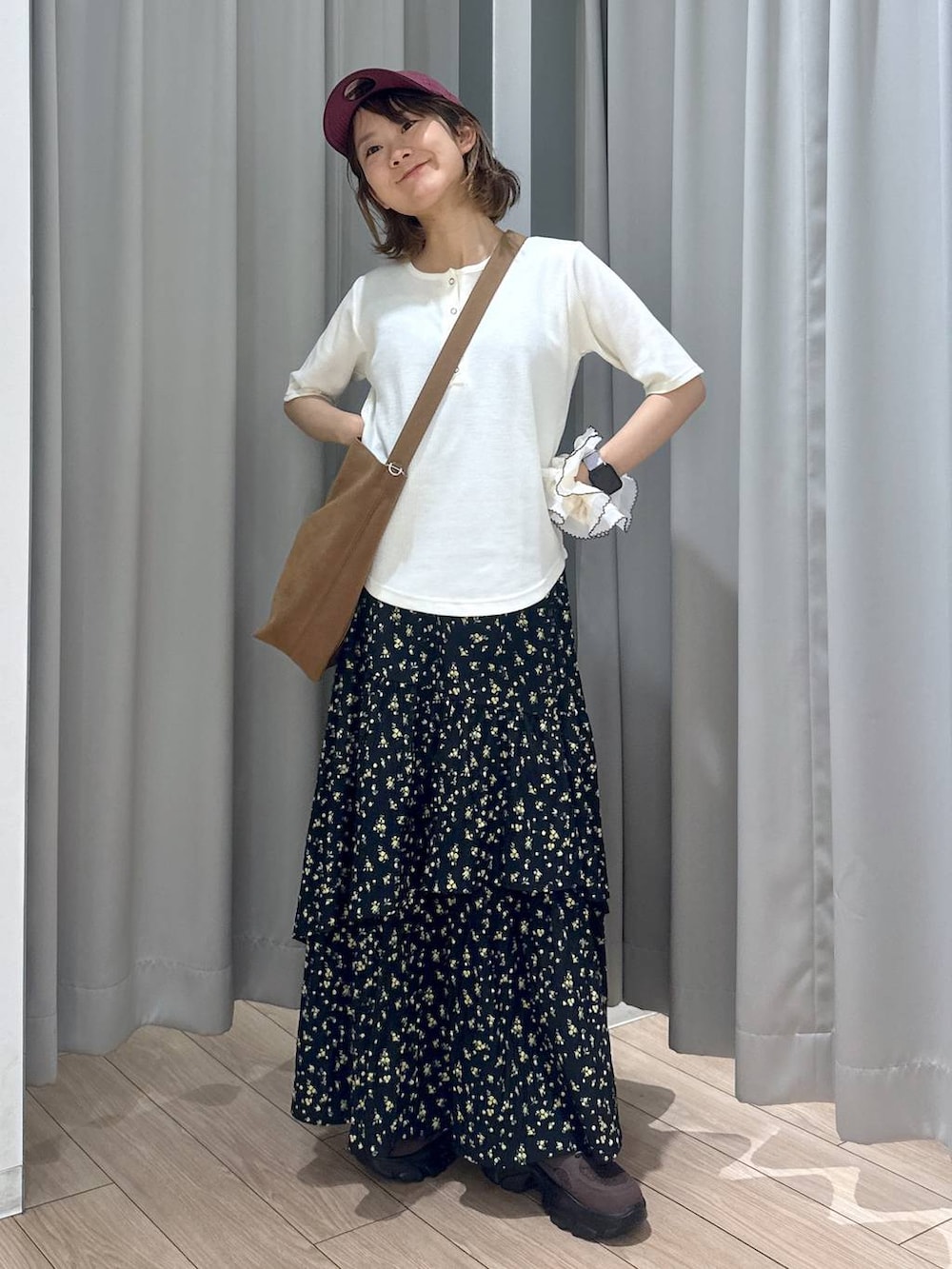 ベージュ系のショルダーバッグ、ホワイト系のTシャツ/カットソー、その他のスカートを着用したレディースの夏コーディネートの4枚目の写真