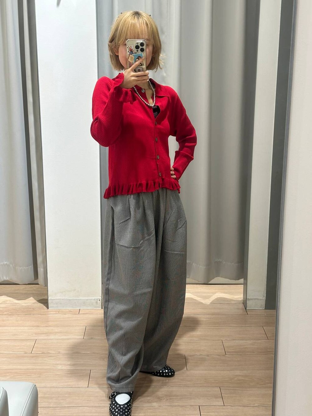 レッド系のニット/セーターを着用したレディースの秋コーディネートの3枚目の写真