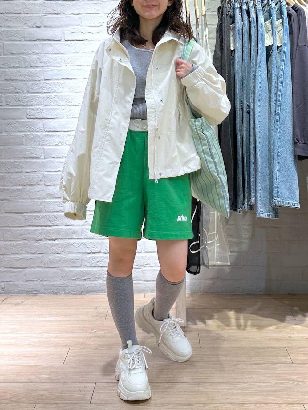 その他のトートバッグ、ブラック系のニット/セーター、ホワイト系のスニーカーを着用したレディースの冬コーディネートの5枚目の写真