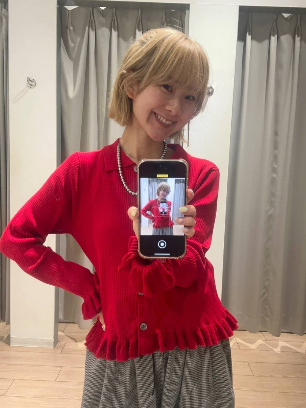 レッド系のニット/セーターを着用したレディースの秋コーディネートの4枚目の写真