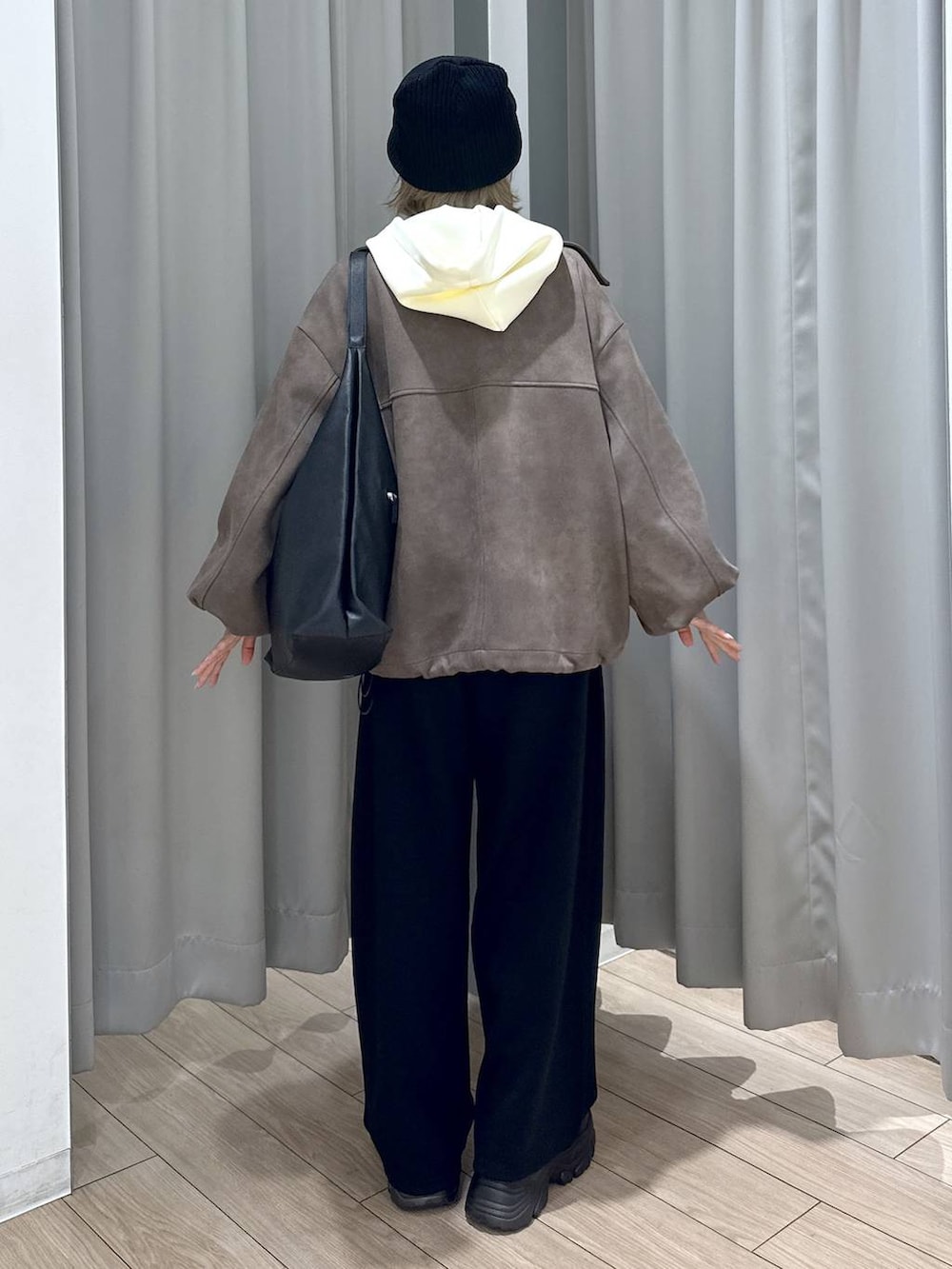 ベージュ系のTシャツ/カットソー、ブラック系のショルダーバッグ、ブラック系のブーツを着用したレディースの秋コーディネートの5枚目の写真