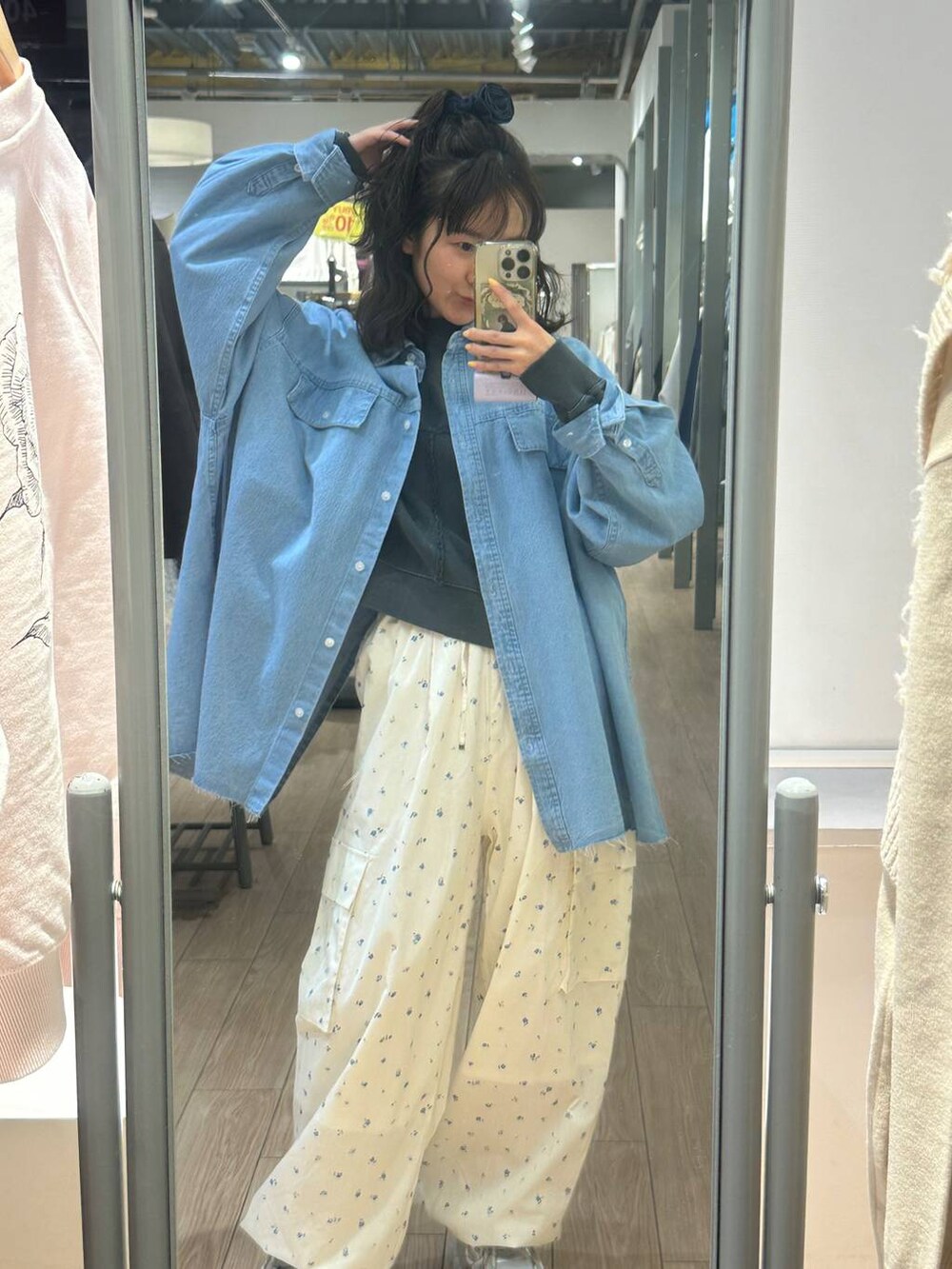 ホワイト系のカーゴパンツ、シルバー系のスニーカー、ブラック系のスウェットを着用したレディースの冬コーディネートの5枚目の写真