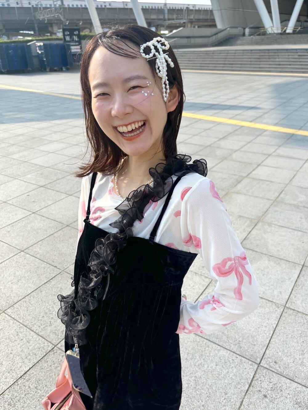 ブラック系のキャミソール、ホワイト系のバレッタ/ヘアクリップ、ブラック系のスマホグッズを着用したレディースの秋コーディネートの4枚目の写真