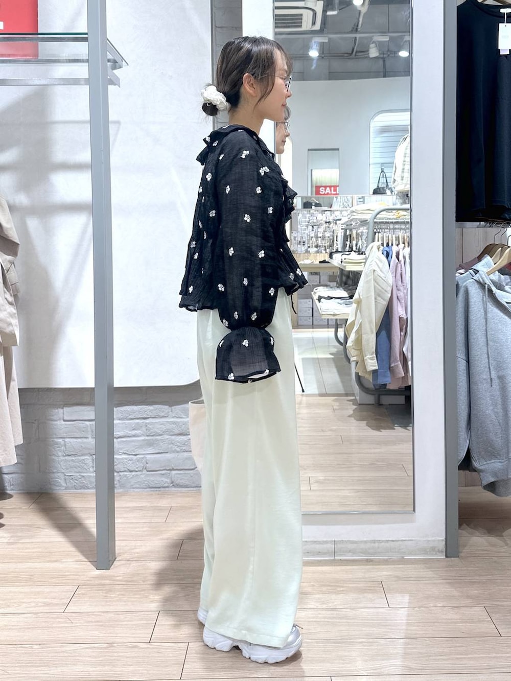 ホワイト系のショルダーバッグ、ホワイト系のTシャツ/カットソー、グリーン系のその他パンツを着用したレディースの春コーディネートの3枚目の写真