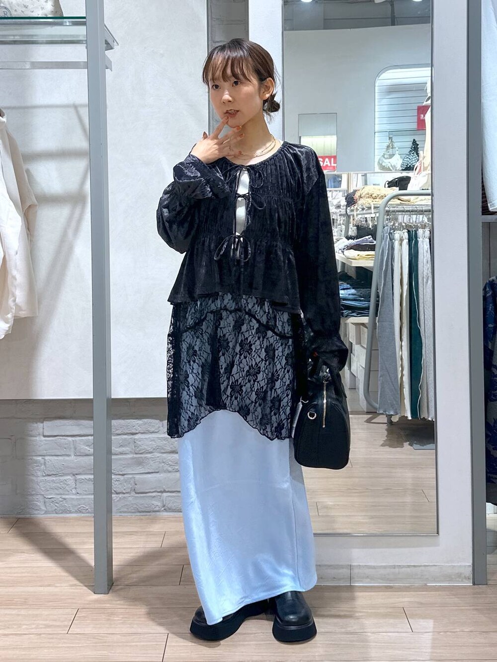 ブルー系のスカート、ブラック系のスカート、ブラック系のショルダーバッグを着用したレディースの夏コーディネートの5枚目の写真